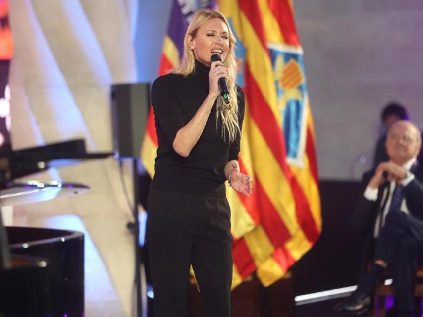 Carolina Cerezuela, en homenaje a su amigo Jaime Anglada, que ha recibido la Medalla de Oro de Baleares.