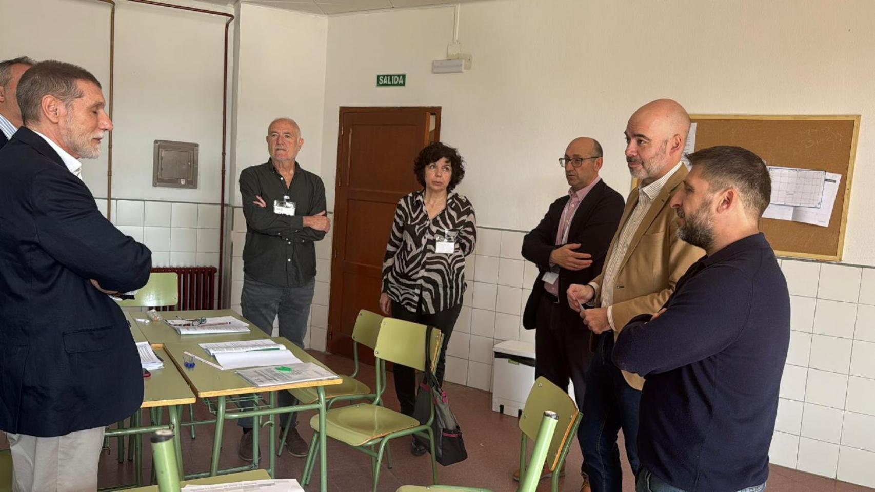 El director general de Recursos Humanos del Sescam, Íñigo Cortázar, visitando la sede de los exámenes.