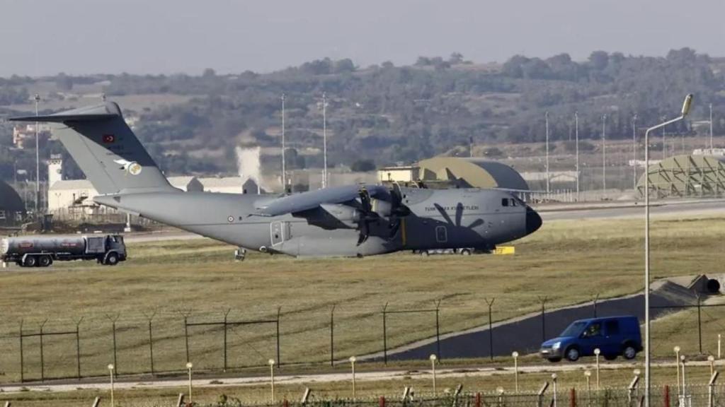 Un avión militar de transporte turco, aparcado en la base aérea de Incirlik, en la ciudad sureña de Adana.
