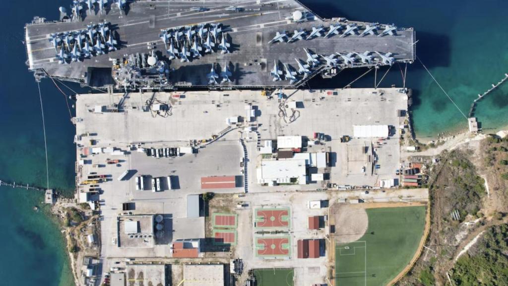 El portaaviones USS George H.W. Bush atraca en el Muelle OTAN de Marathi, en la bahía de Souda (Grecia), el 9 de octubre de 2022, durante una escala programada.
