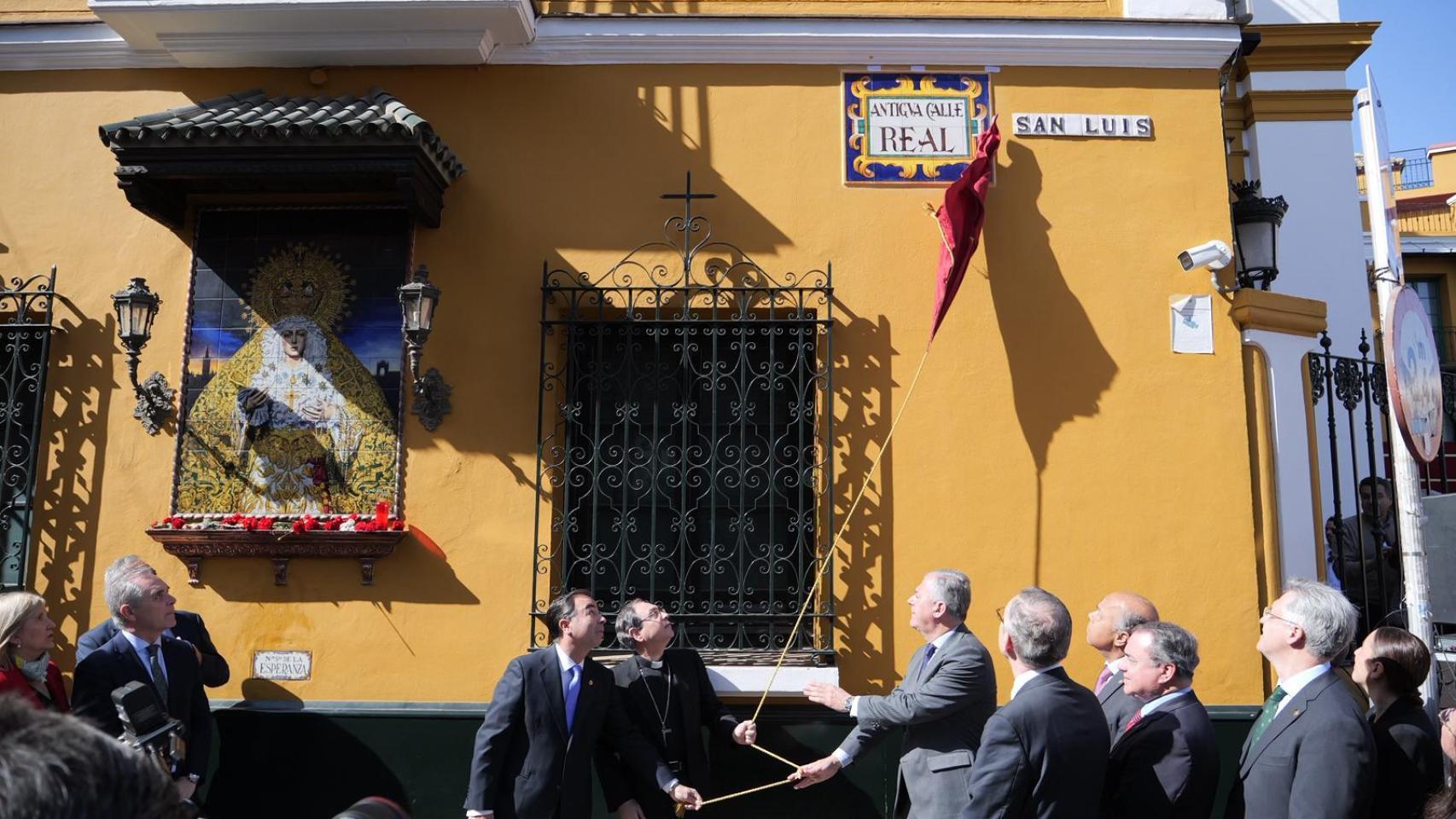 El alcalde de Sevilla, José Luis Sanz, asiste a la rotulación de la calle San Luis como la antigua calle Real .