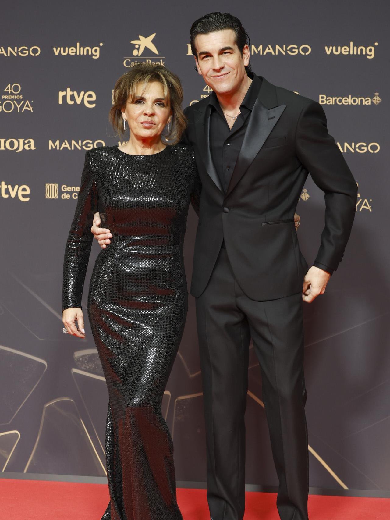 Heidi Sierra posa junto a su hijo Mario Casas.