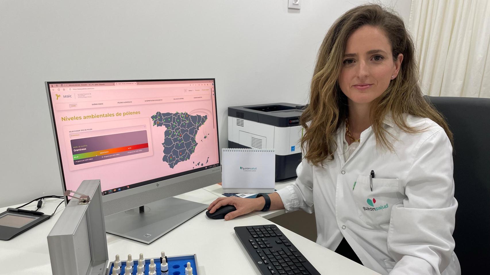 La alergóloga María Ortega de Quirónsalud en su consulta.