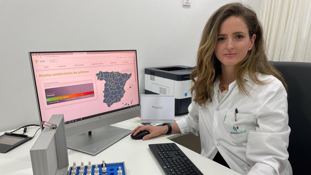 La alergóloga María Ortega de Quirónsalud en su consulta.