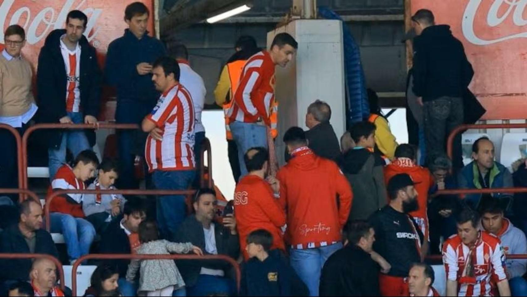 Imagen de la grada de El Molinón en el partido suspendido.