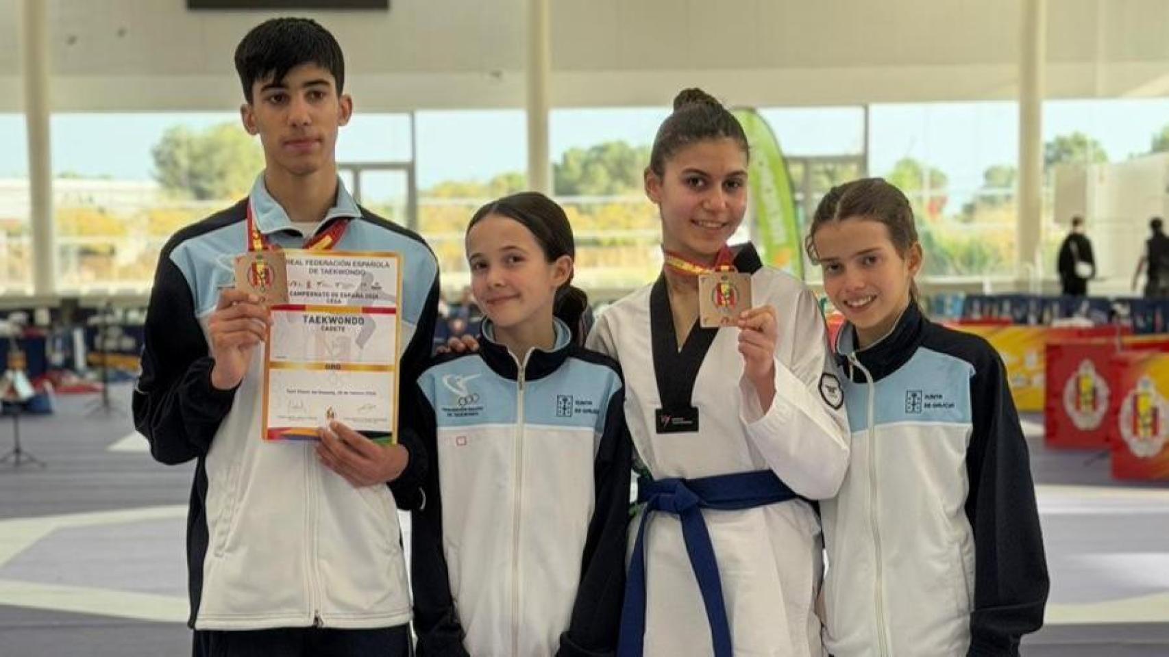 Equipo cadete del club DBK de taekwondo.