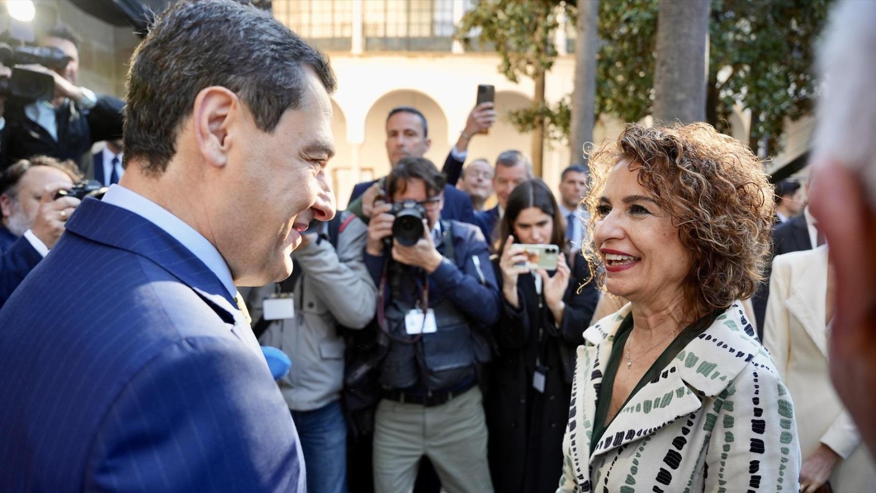 El presidente de la Junta de Andalucía, Juanma Moreno, y la vicepresidenta del Gobierno y candidata del PSOE andaluz, María Jesús Montero.os y Montero al miedo a la ultraderecha