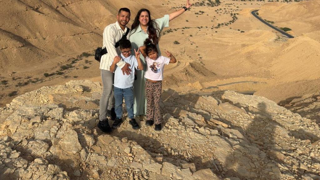 Hiildegard Hernández junto con su marido, Ricardo, y sus hijos: Emma y Chris.