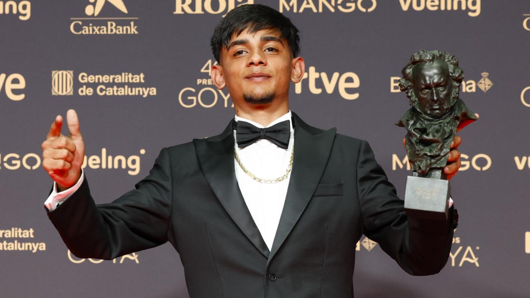 Antonio Fernández Gabarre posando con su Premio Goya