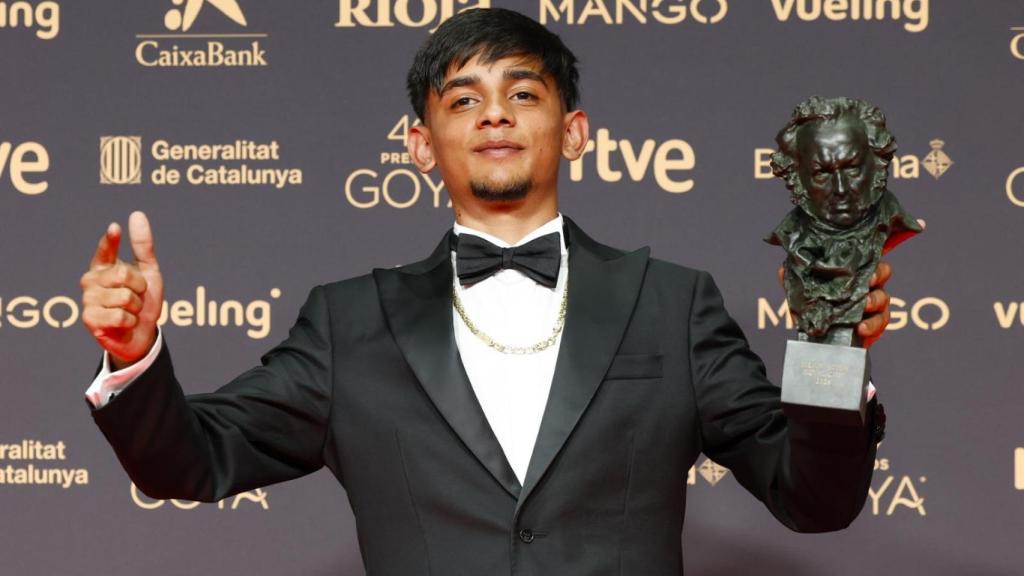 Antonio Fernández Gabarre posando con su Premio Goya