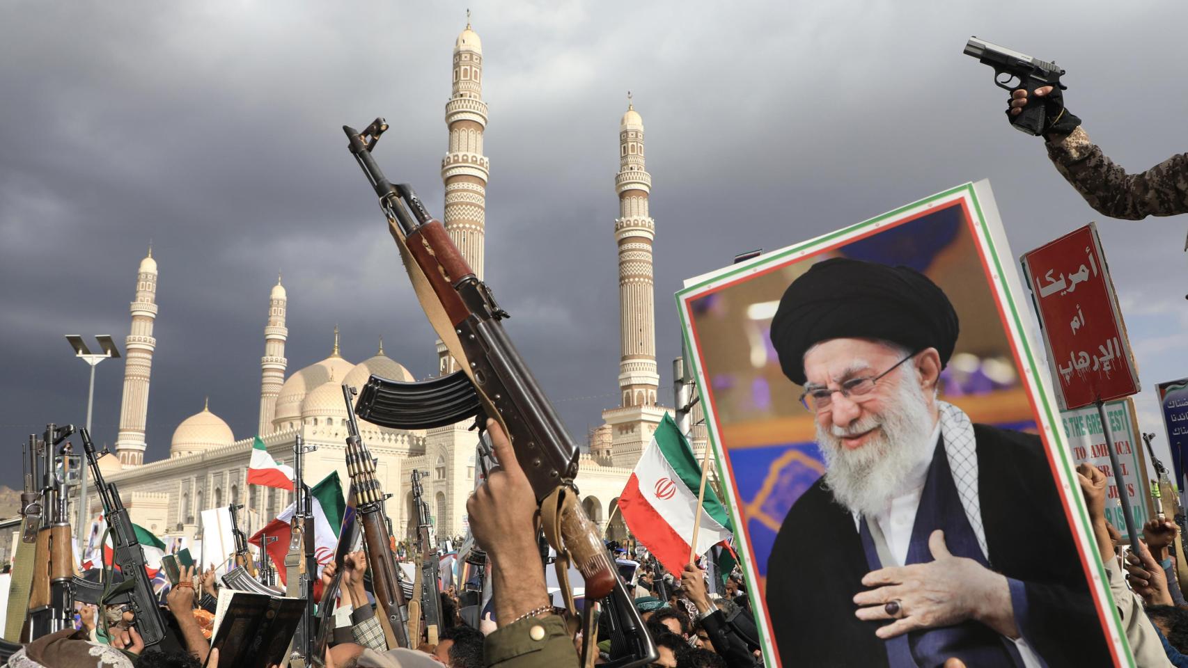 Partidarios hutíes muestran sus armas y un retrato del líder supremo iraní, el ayatolá Ali Khamenei, durante una protesta contra los ataques estadounidenses e israelíes contra Irán.