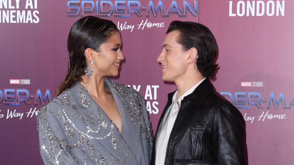 Zendaya y Tom Holland en un acto público.