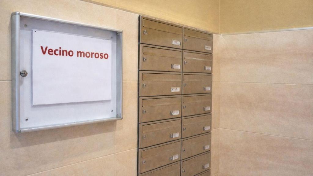 Tablón de anuncios de una comunidad de vecinos.