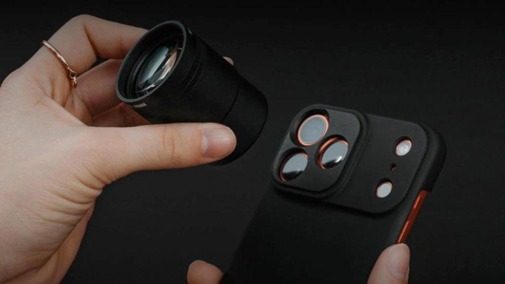 Colocando la lente en la funda del pack de venta