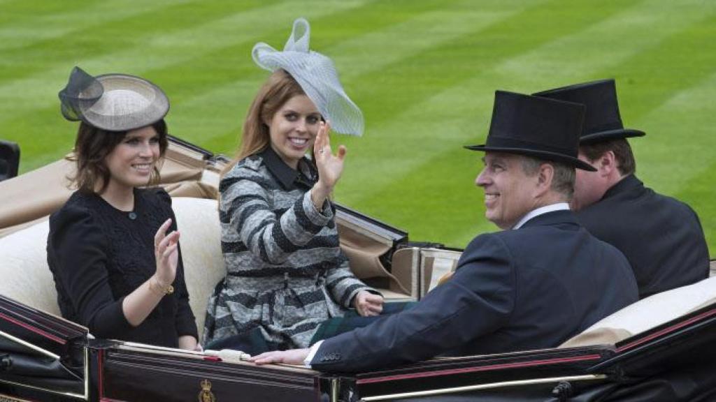 Las Princesas junto a su padre, Andrés, en una reciente edición de Ascot.
