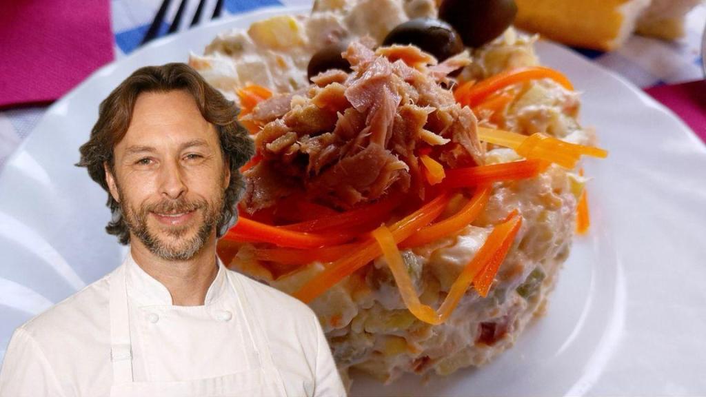Pablo Albuerne junto a un plato de ensaladilla.
