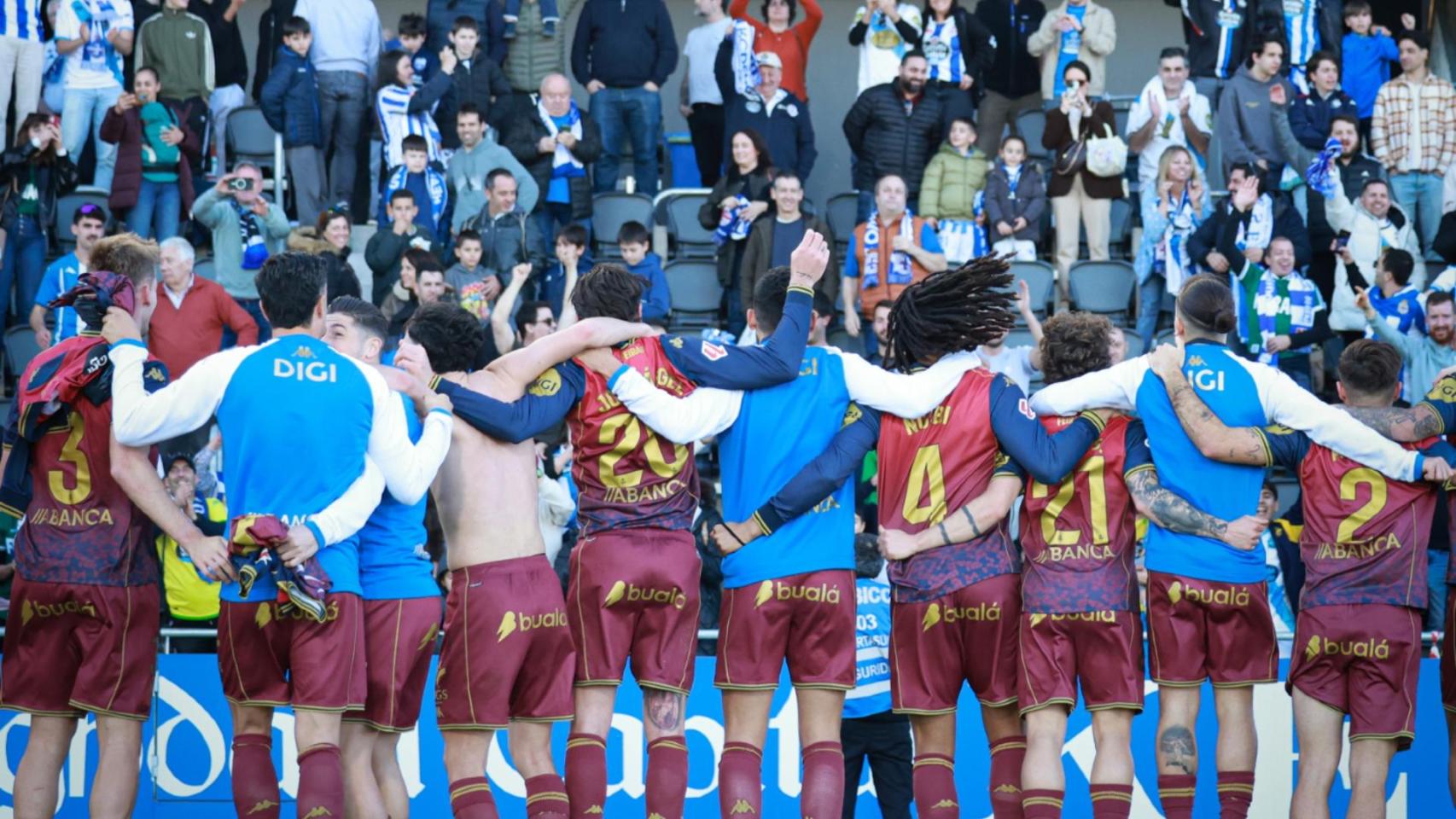 Los jugadores del Dépor celebran con la afición el triunfo frente a la Real Sociedad B.