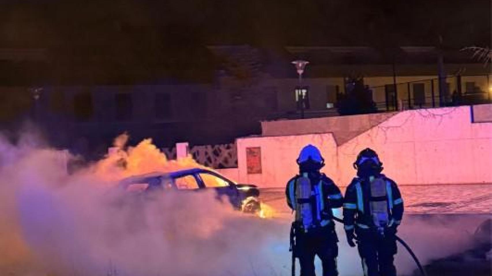 Dos dotaciones intervienen en el incendio de un turismo eléctrico en Ávila
