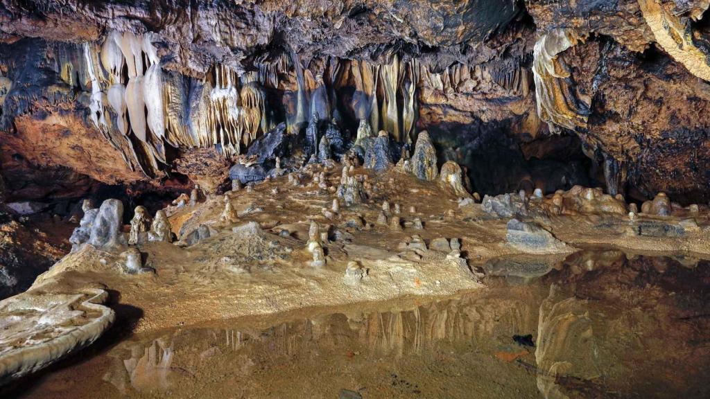 Una de las galerías de la Cueva de Ramera.