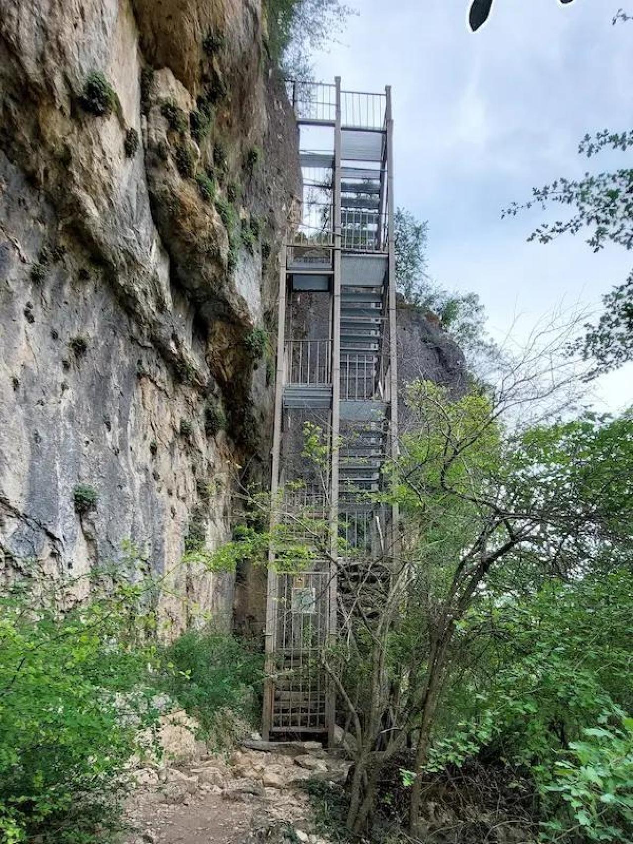 Escalera por la que se accede a la cueva.
