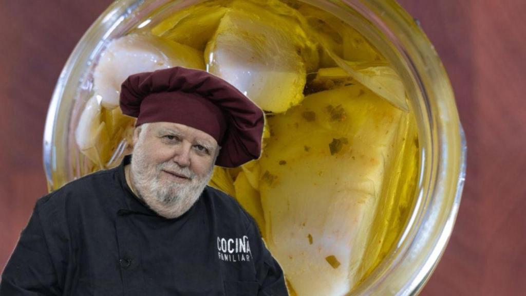 Javier Romero junto a un bote de alcachofas.