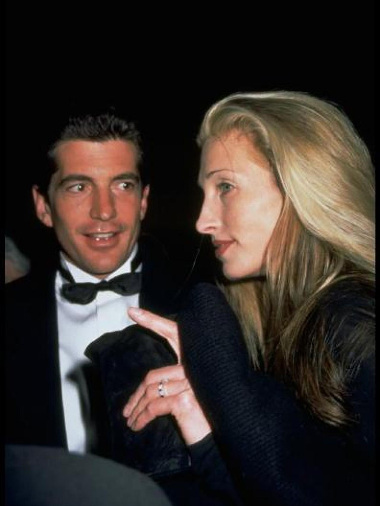 Carolyn Bessette con la sortija de compromiso.