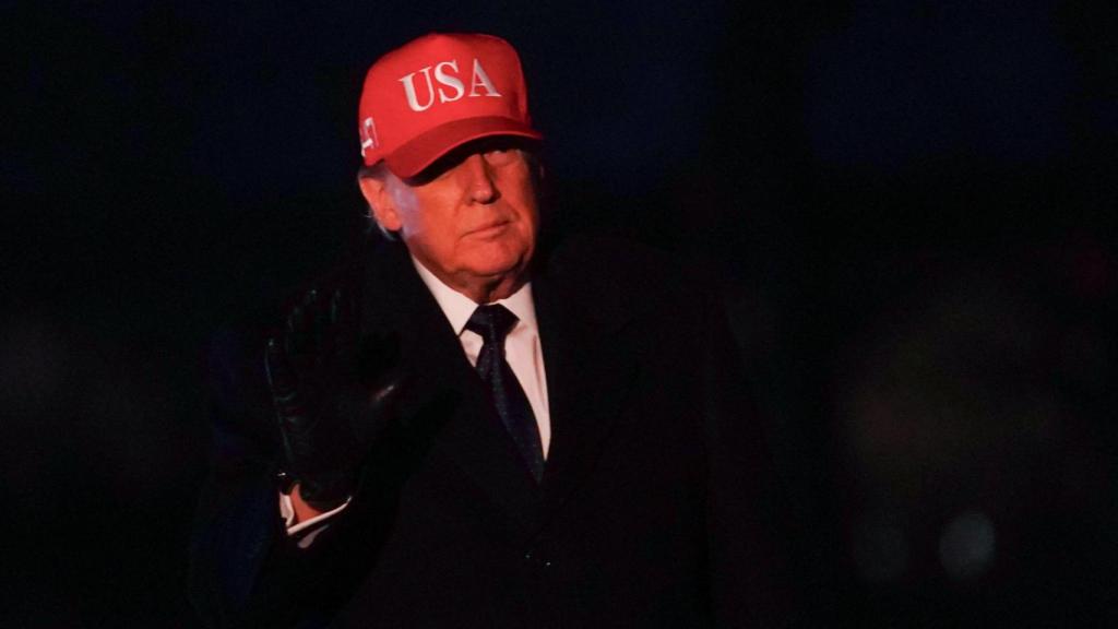 Donald Trump, durante una fotografía este domingo, regresando a la Casa Blanca.