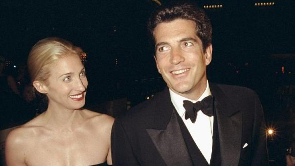 Carolyn Bessette y John Kennedy Jr. en una fotografía.