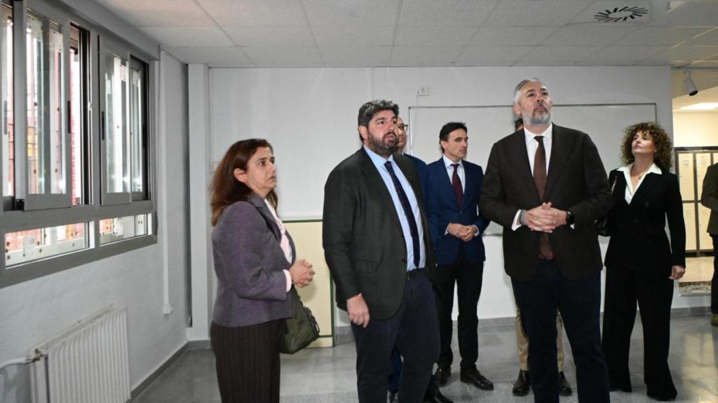 El presidente de la Región de Murcia, Fernando López Miras, este lunes, junto a Víctor Manuel Martínez, alcalde de Santomera, visitando el IES Poeta Julián Andúgar.