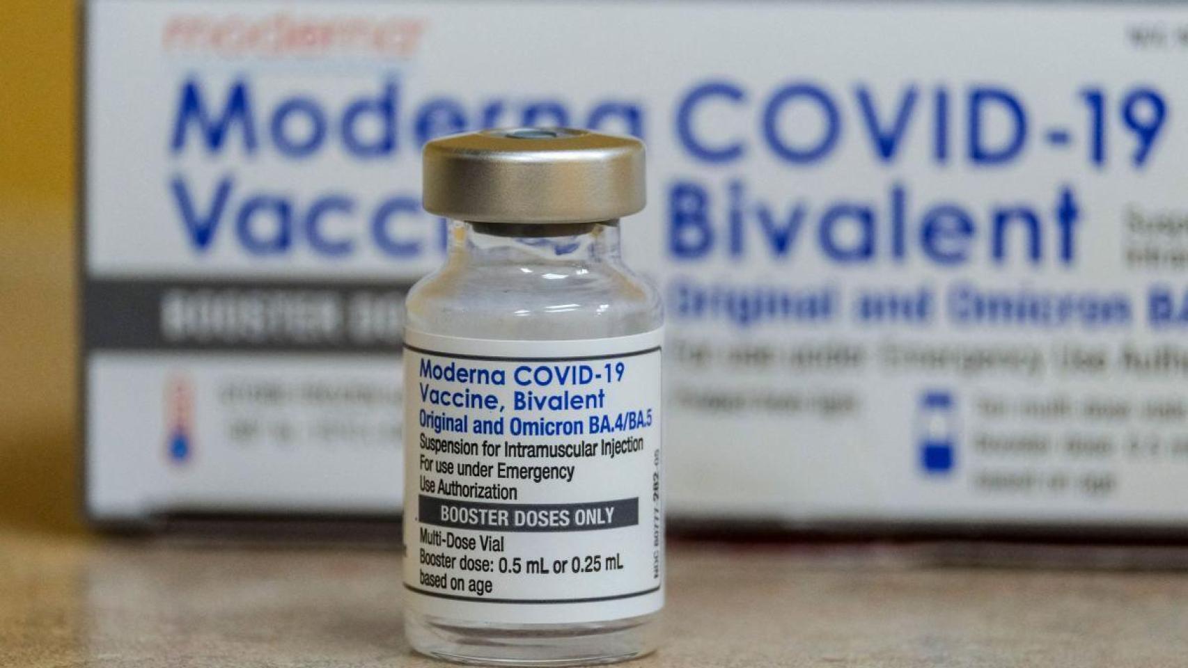Imagen de un vial de la vacuna bivalente de Moderna.