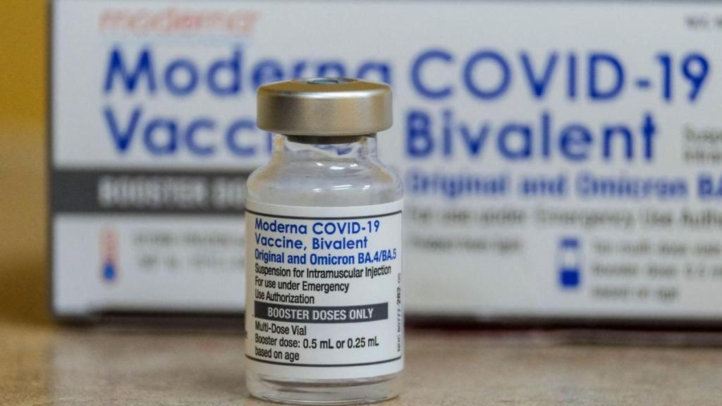 Imagen de un vial de la vacuna bivalente de Moderna.