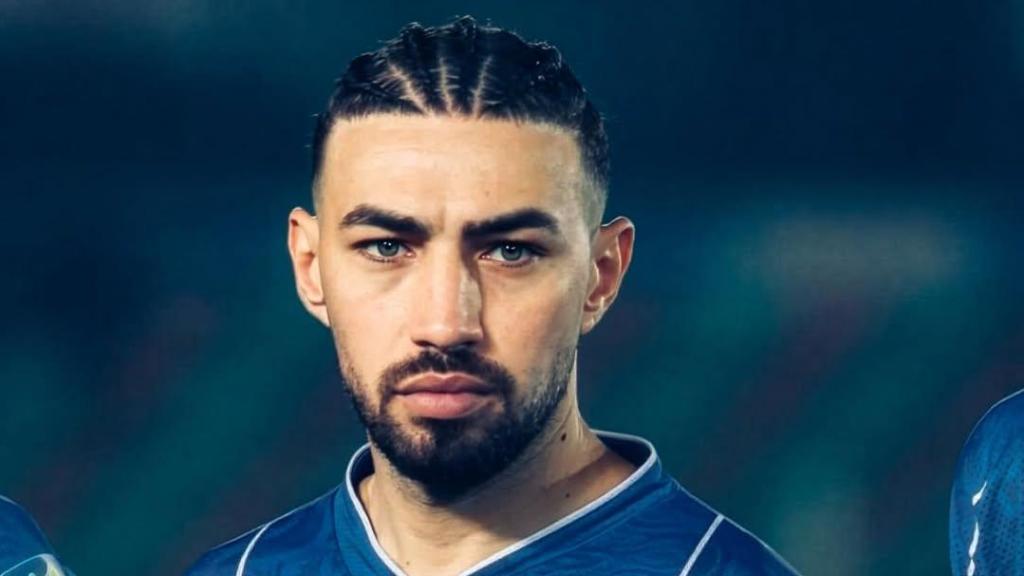 Munir antes de un partido con el Estenghlal