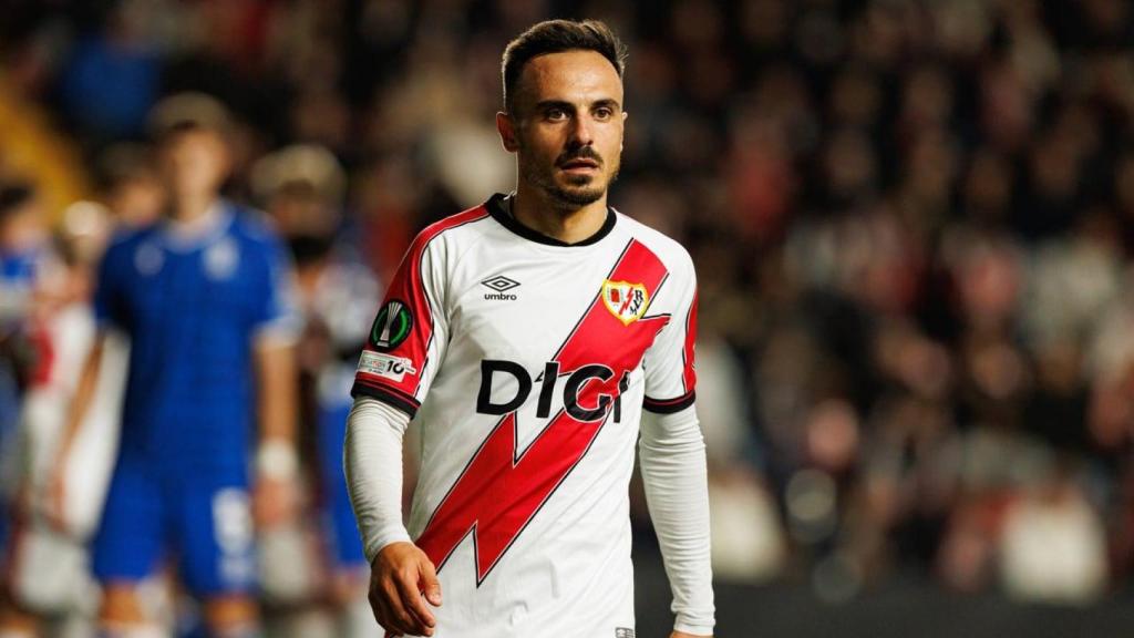 Álvaro García, durante un partido con el Rayo Vallecano.