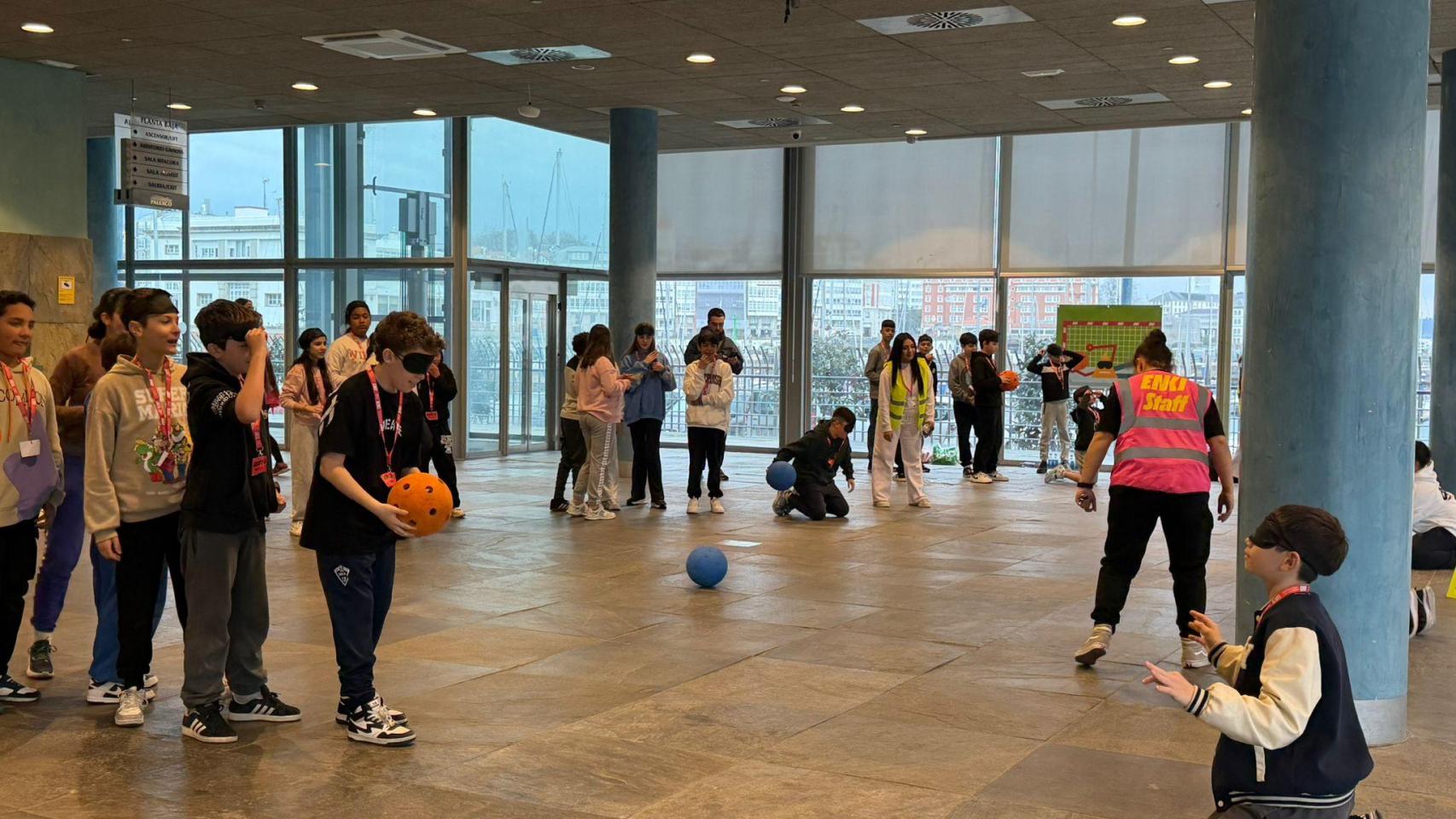 Un grupo de escolares participa en una de las actividades de deporte adaptado