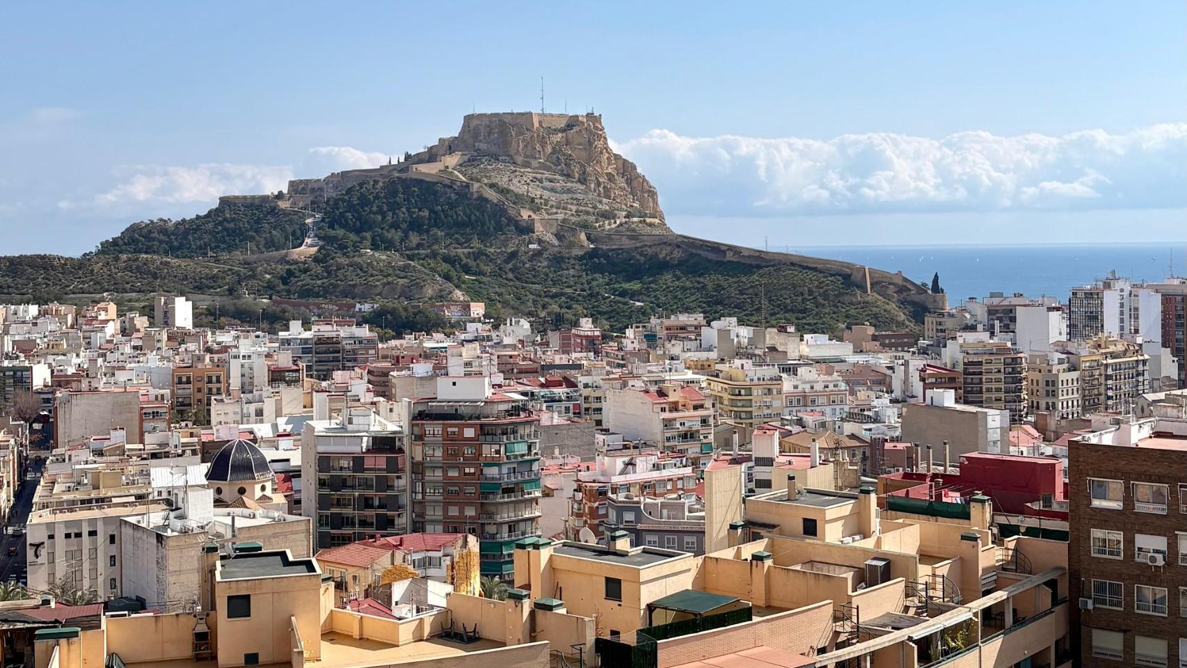 Vistas de la ciudad de Alicante desde el castillo de San Fernando.
