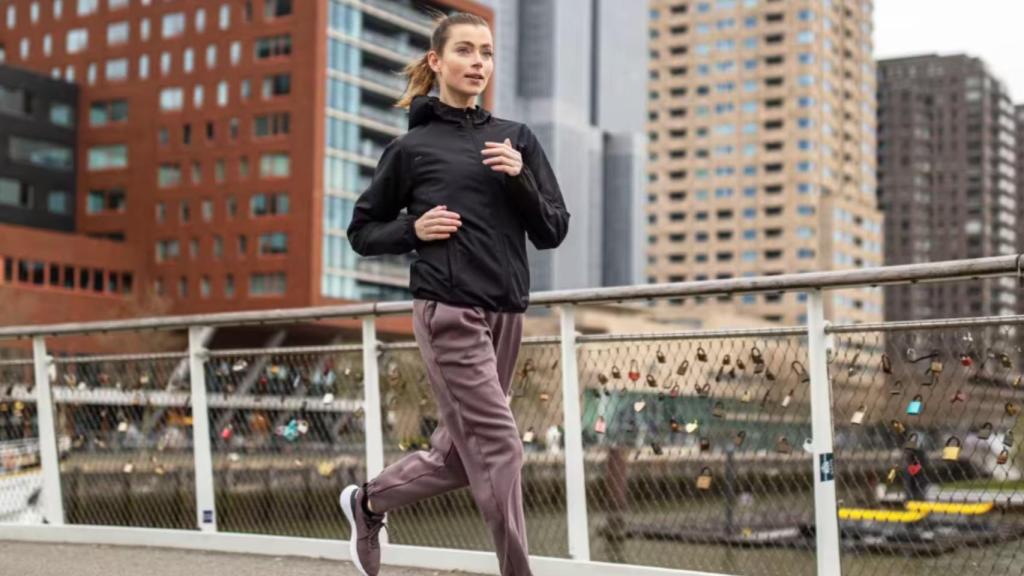 Mujer corriendo con esta chaqueta cortavientos