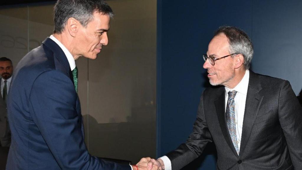 Pedro Sánchez, presidente del Gobierno de España, y David Zapolsky, consejero general y vicepresidente senior de políticas públicas globales de Amazon