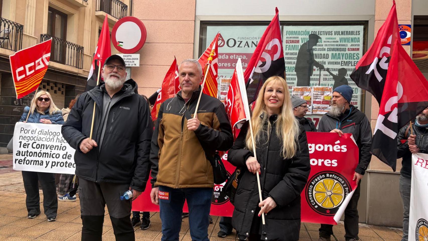 Concentración de los trabajadores de los centros de menores en Aragón en su primer día de huelga