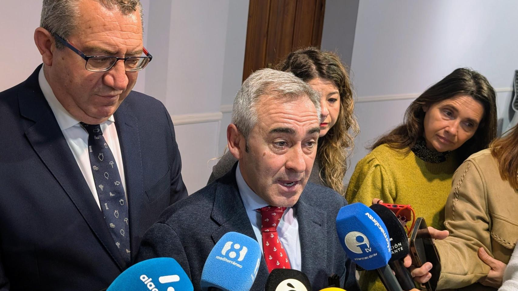 El Conseller de agricultura, Miguel Barrachina, junto al presidente de la Diputación, Toni Perez.
