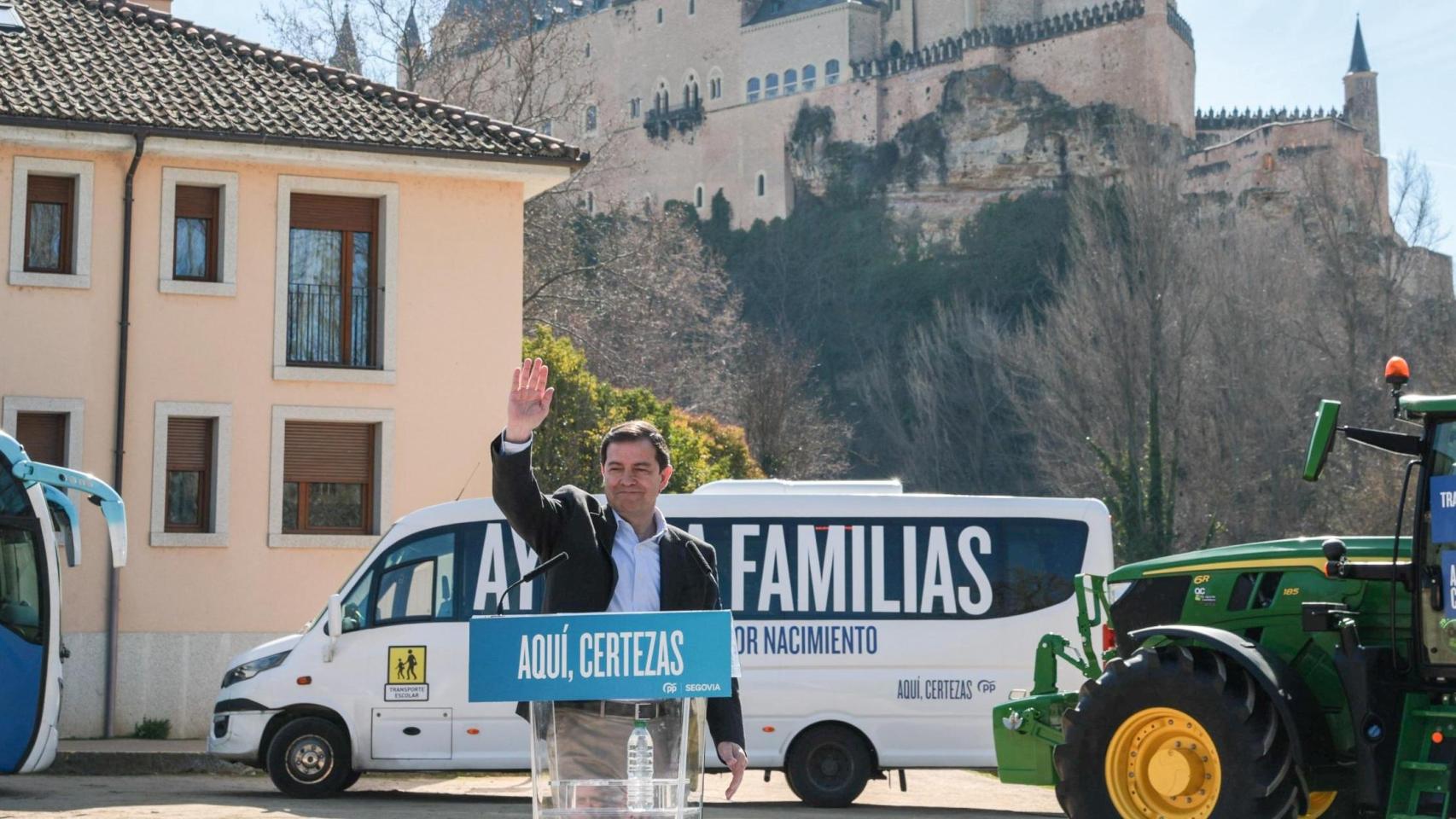 Mañueco con los diferentes vehículos al fondo en el inicio de campaña