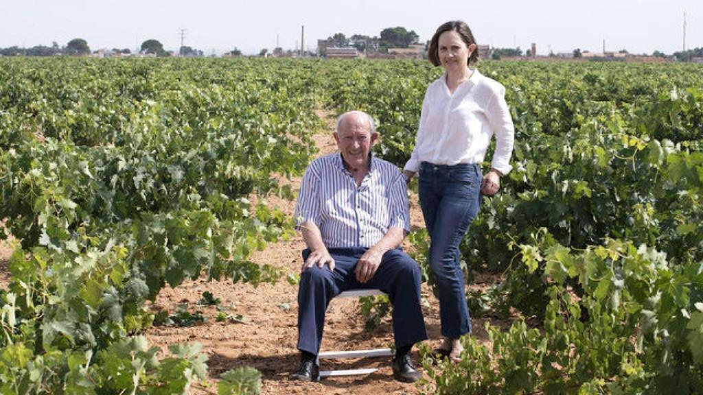 Alejandro Fernández junto a Eva, su hija menor y la única a la que no desheredó antes de morir.