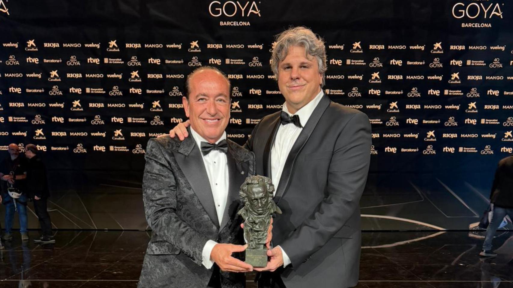 Félix Ramiro (i) y Julián Lominchar (d) lucen el Goya conseguido por el segundo.