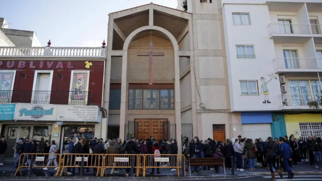 Decenas de vecinos congregados a las puertas de la iglesia de Nuestra Señora de Fátima de Sueca