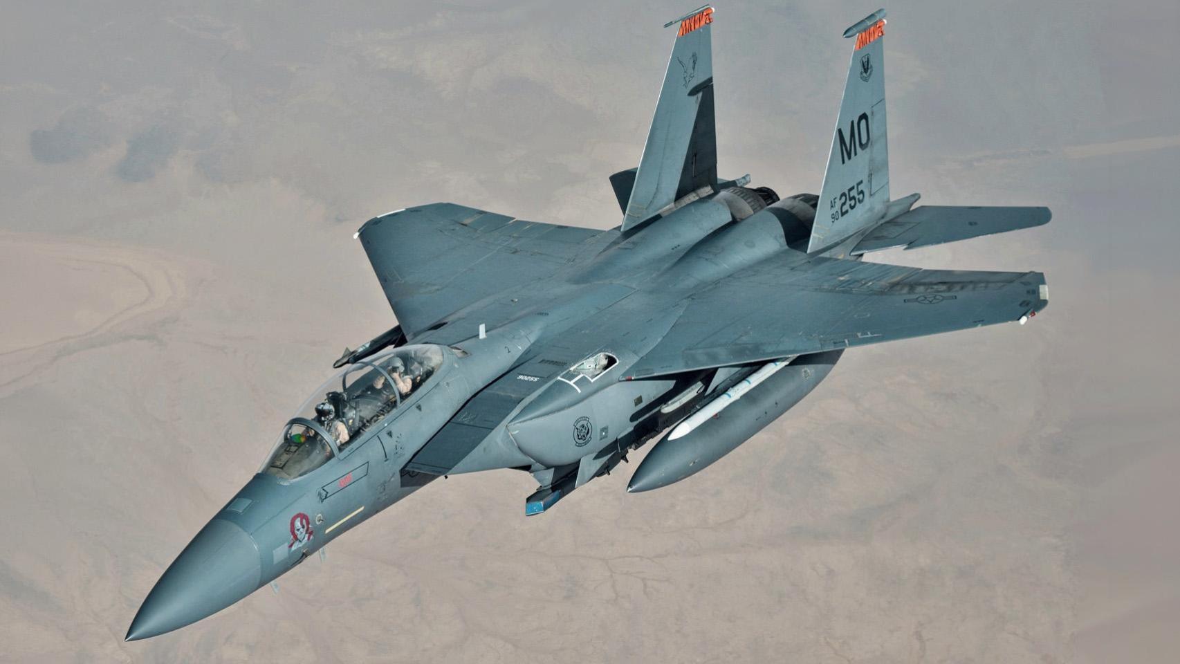 Avión F-15 Strike volando en una  prueba del 2021.