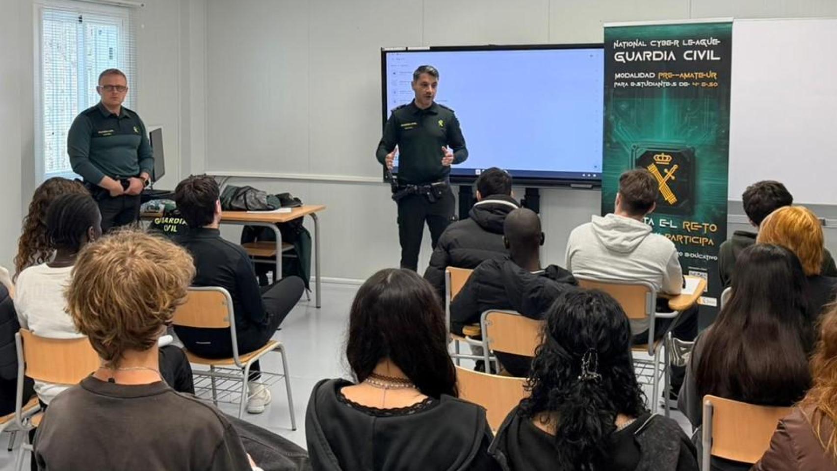 Guardias civiles imparten una charla formativa sobre ciberseguridad y la Ciberliga en un instituto de Alicante.