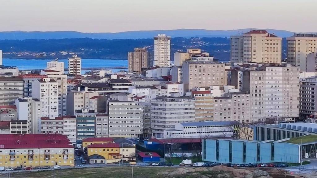 Panorámica de A Coruña, con viviendas del Agra do Orzán en primer término.