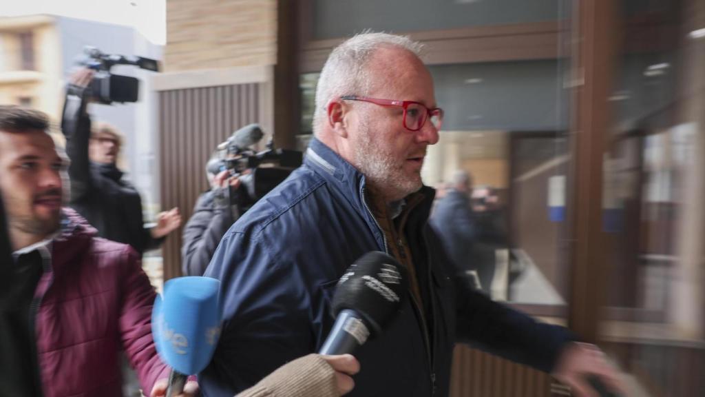 Avelino Mascarell en su llegada al juzgado para prestar declaración como testigo. EFE/Manuel Bruque