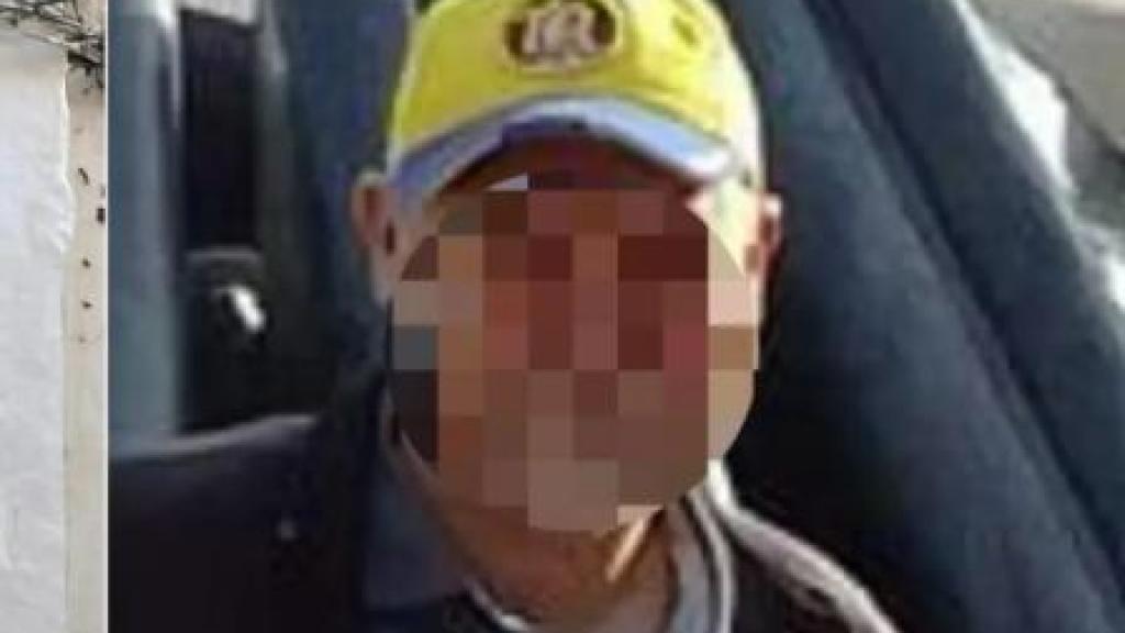 Juan Francisco, empleado en una biblioteca municipal, junto a su casa de Sueca donde mató supuestamente a Álex.