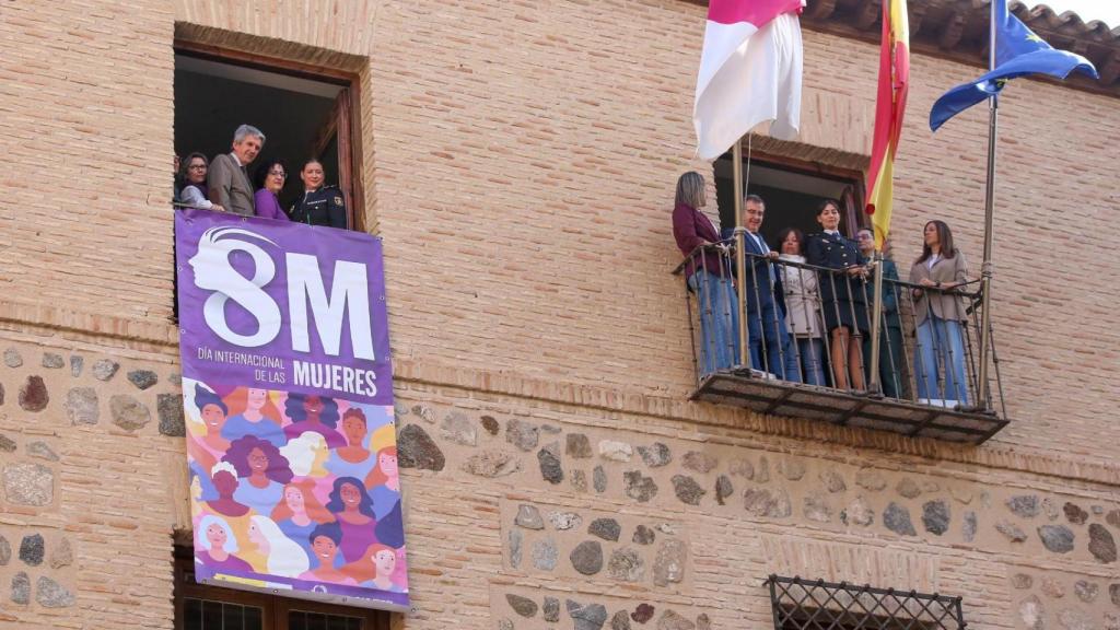 Despliegue del lazo 8M en la fachada de la Delegación del Gobierno.