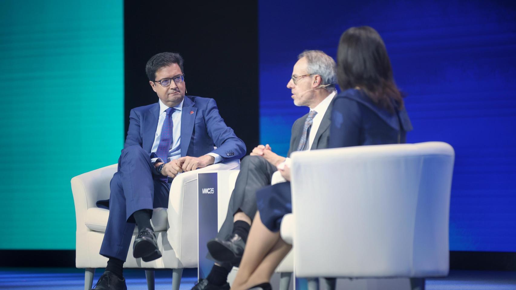 Óscar López, ministro de Transformación Digital y la Función Pública, y David Zapolsky, vicepresidente y Chief Global Affairs & Legal Officer de Amazon, en MWC 2026.